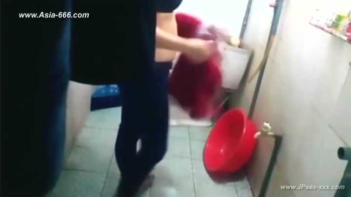 peeping chinese girls bathing.10