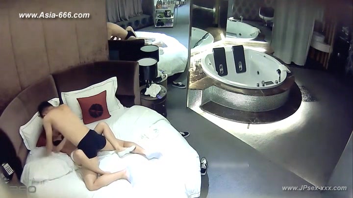 Hackers use the camera to remote monitoring of a lover's home life.171_2