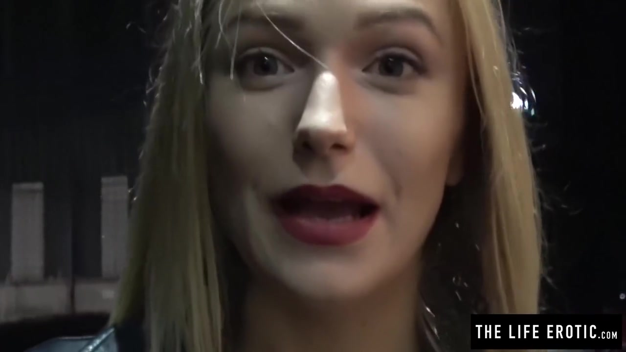 Watch This Daring Blonde Masturbate In A Nightclub Toilet