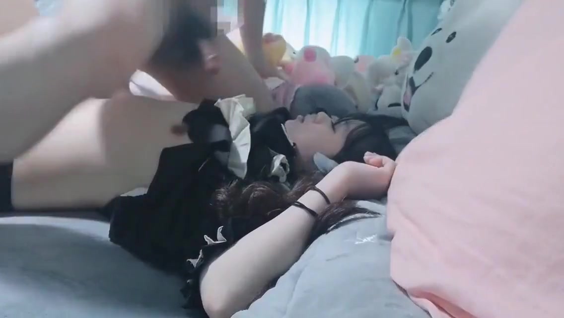 超可爱小放假一人在家，直接在她家里无套搞，这样的纸还有很多，看视频开头介绍可约。 6 Min