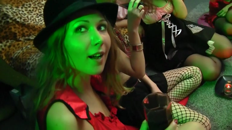 Hot chick in hawt trio