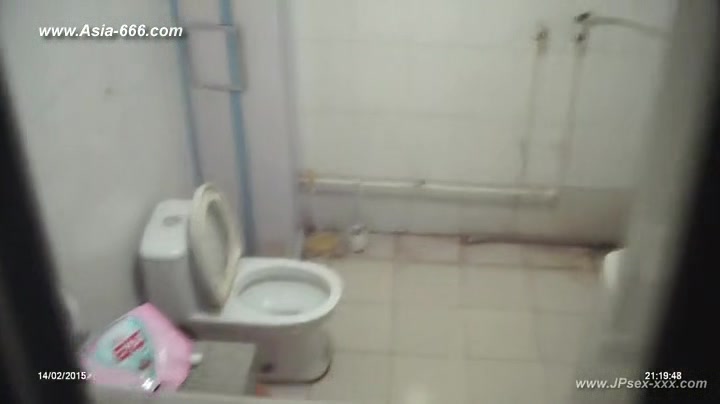 peeping chinese girls bathing.9