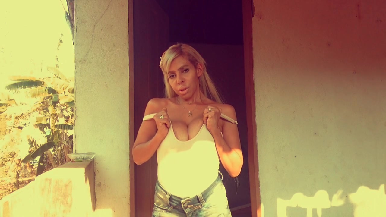 Buns In The Sun - Carlabrazil