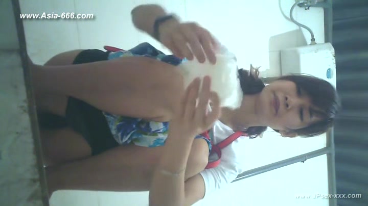 chinese girls go to toilet.93