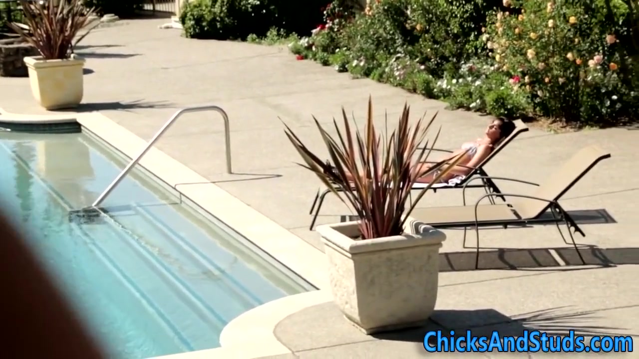 Hot Bikini Babe Sucks Wam