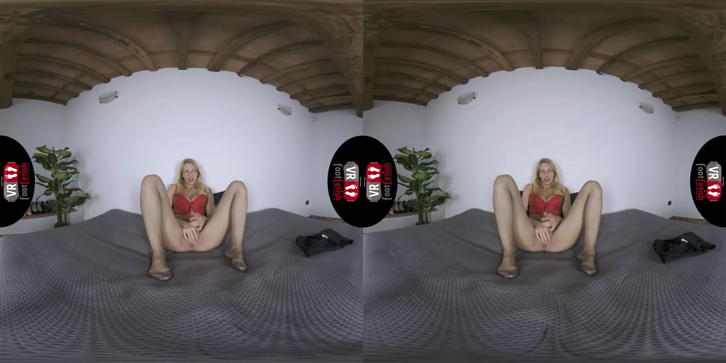 Curvy Blonde Babe Candy Rubbing Her Shaved Pussy And Posing Her Sexy Feet