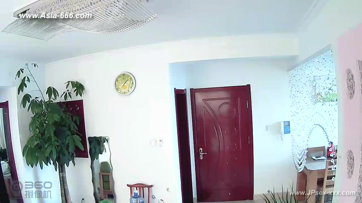 Hackers use the camera to remote monitoring of a lover's home life.225_2