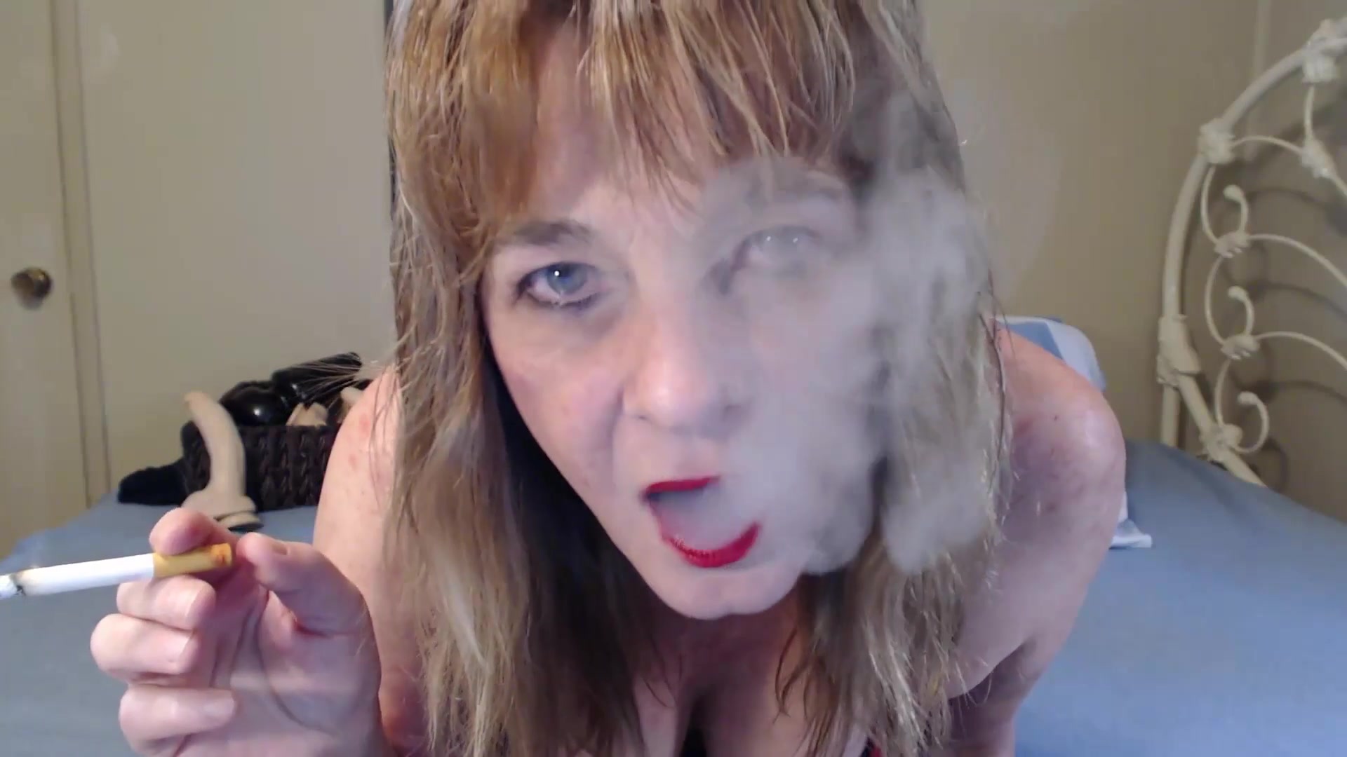 Your Smoking Slut - TacAmateurs