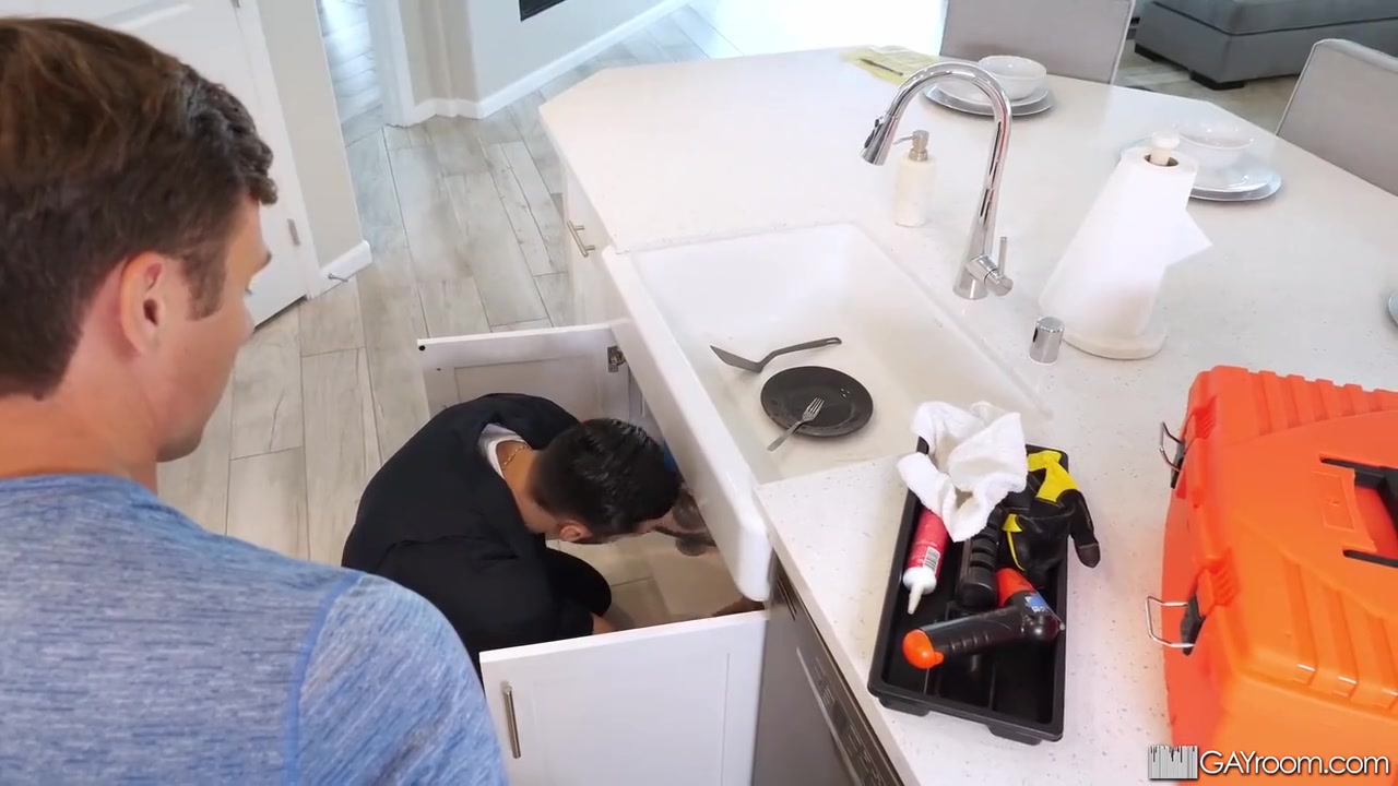 Muscle Hunk Spreads Tight Asshole For Plumbers Thick Pipe