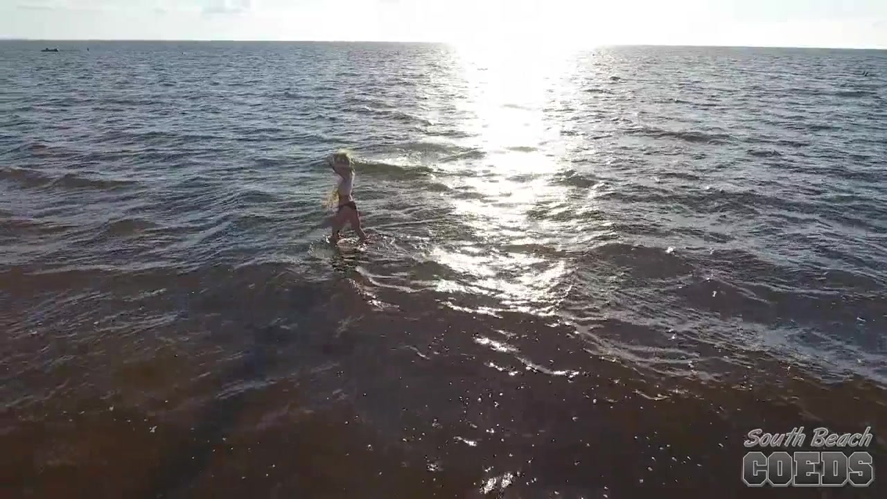 21yo Spinner Jesse Sexily Banging Herself Out At The Beach - SouthBeachCoeds
