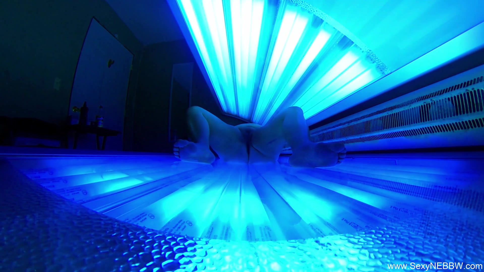 Sexy Bbw Playing Public Tanning Bed - Sexynebbw