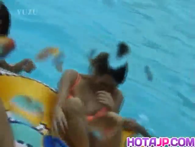 Mai Sakurai and babes are touched at pool