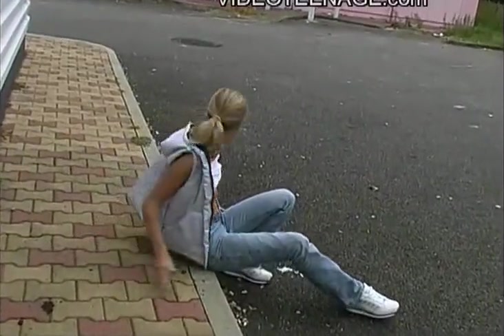Blond teen 18+ Outdoor Blowjob 5 Min