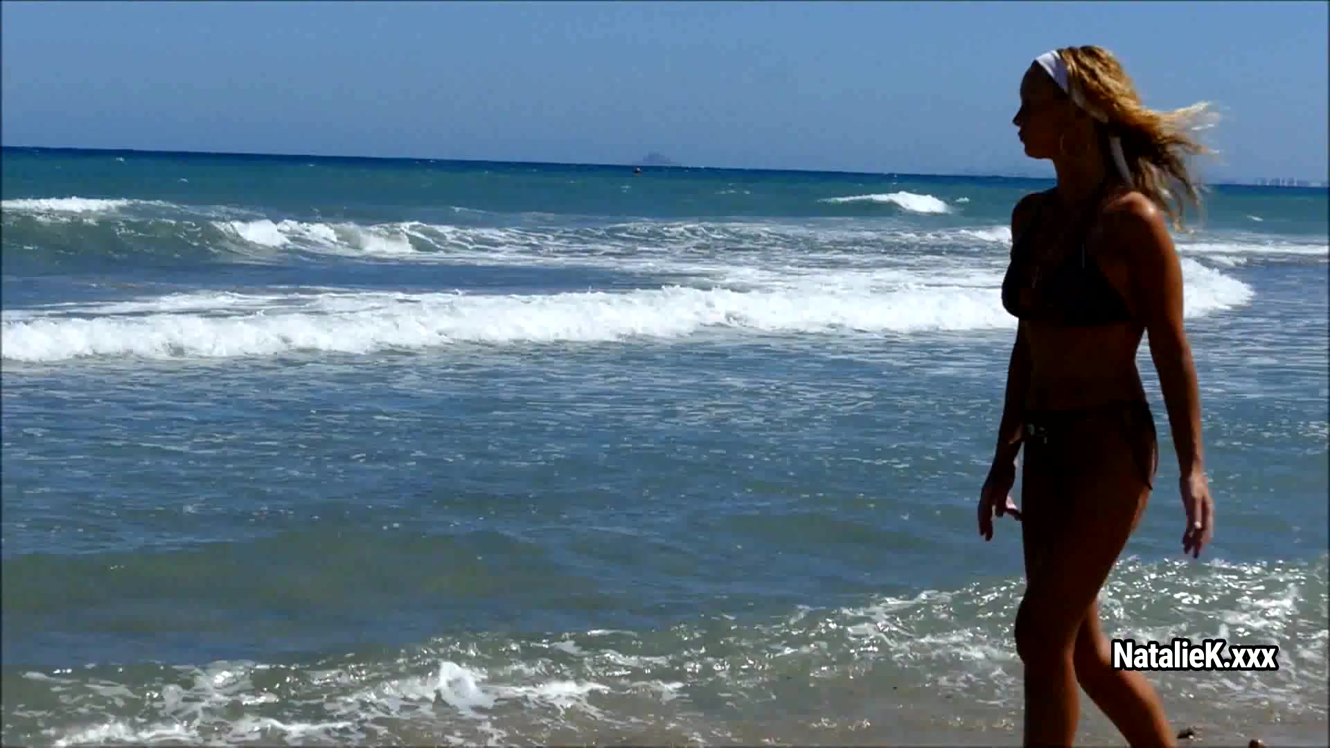 Natalie K enjoys masturbating her cunt on the sea shore