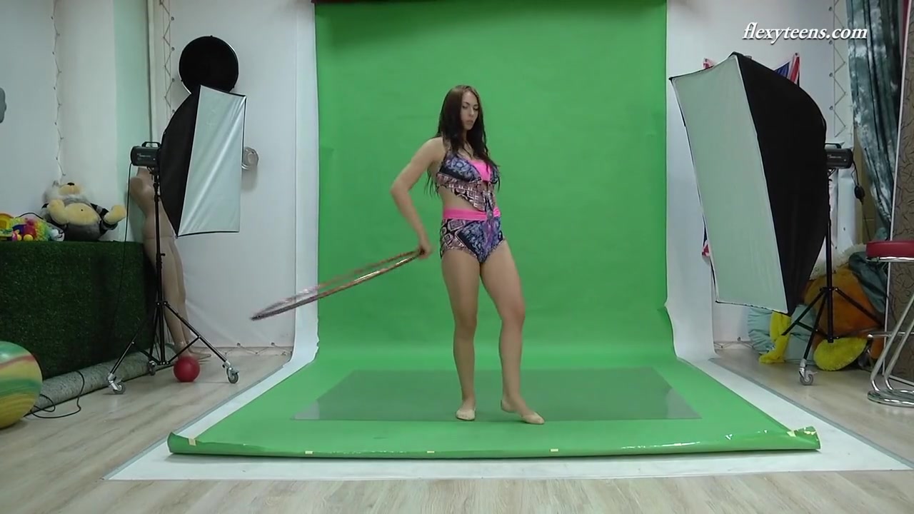 Big Tits Brunette Flexible Babe Nicol Smith