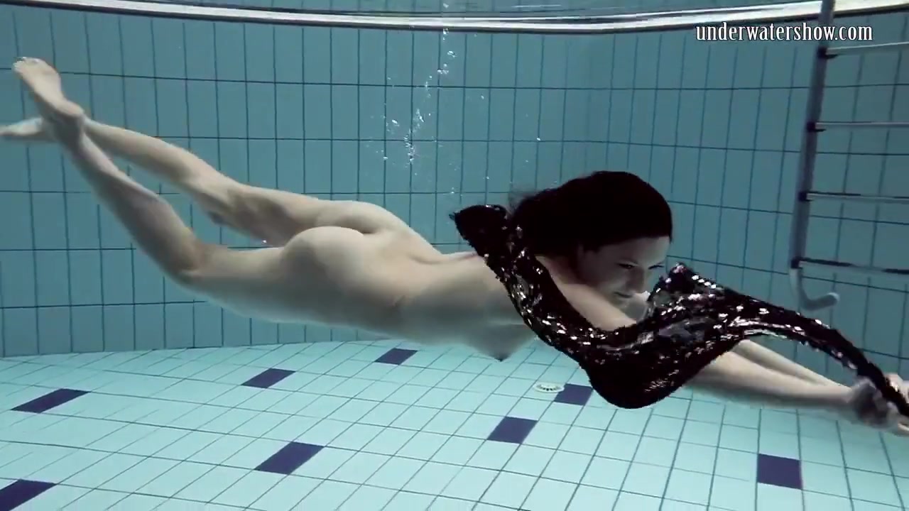 Loris Licicia Bouncing Her Tits Underwater