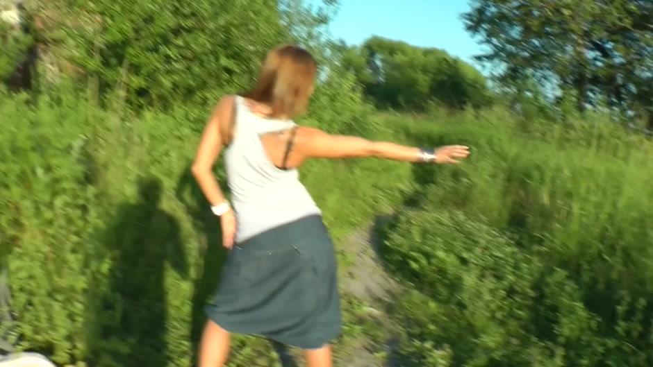 Beautiful minx humps a guy in the outdoors