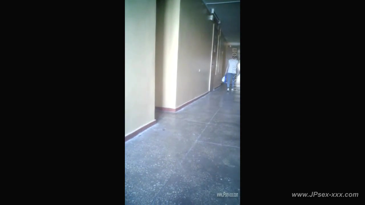 peeping blondes go to toilet.***