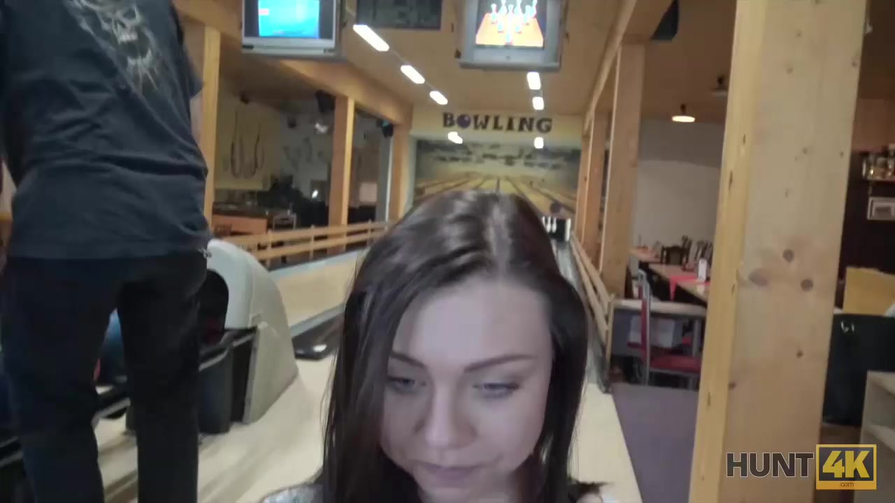 HUNT4K. Stranger promete mucho dinero en efectivo para sexo apasionado en el bar