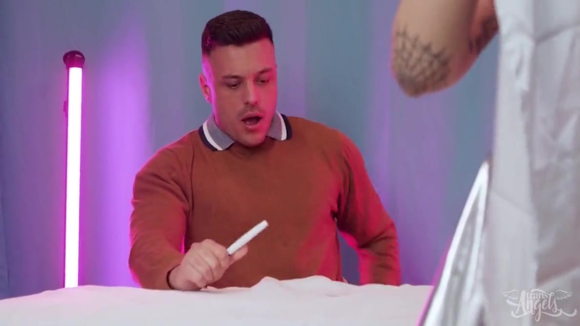 Watches Hot Cosplayer Then Signs Her Bubble Butt & Gets Turned On With Isabella Gomez And Nate Rose
