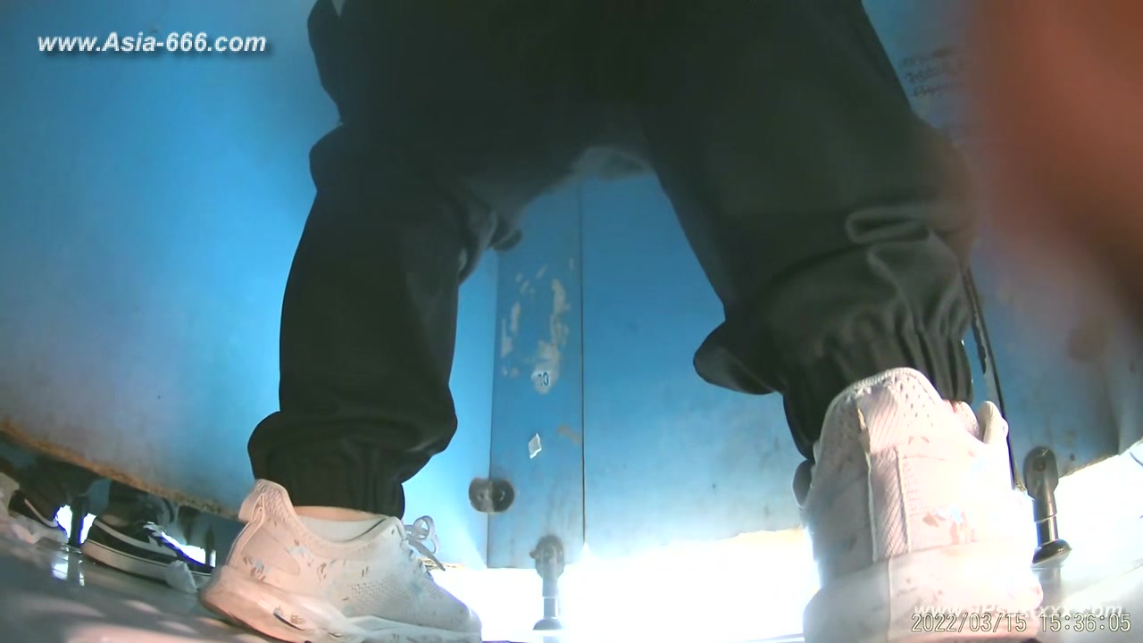 chinese girls go to toilet.296