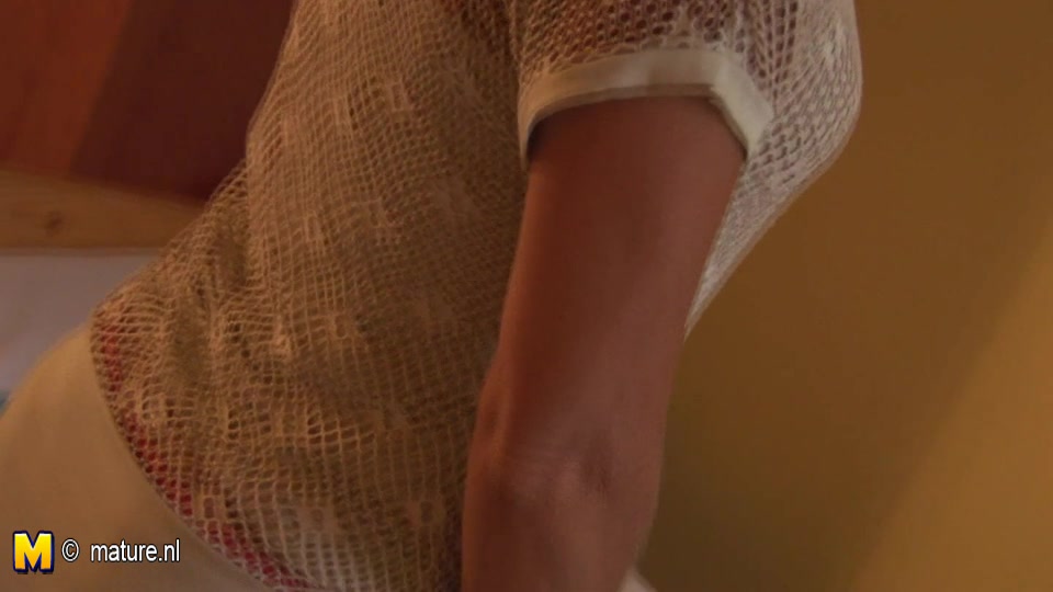 This Housewife Loves To Play Around - MatureNL