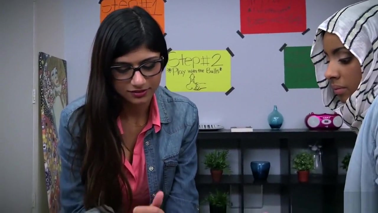 Blowjob Lessons With Mia Khalifa And Her Arab Friend Mk