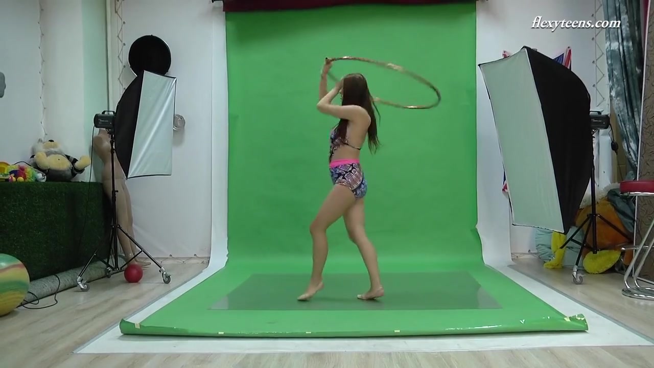 Big Tits Brunette Flexible Babe Nicol Smith