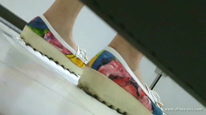 chinese girl go to toilet.30