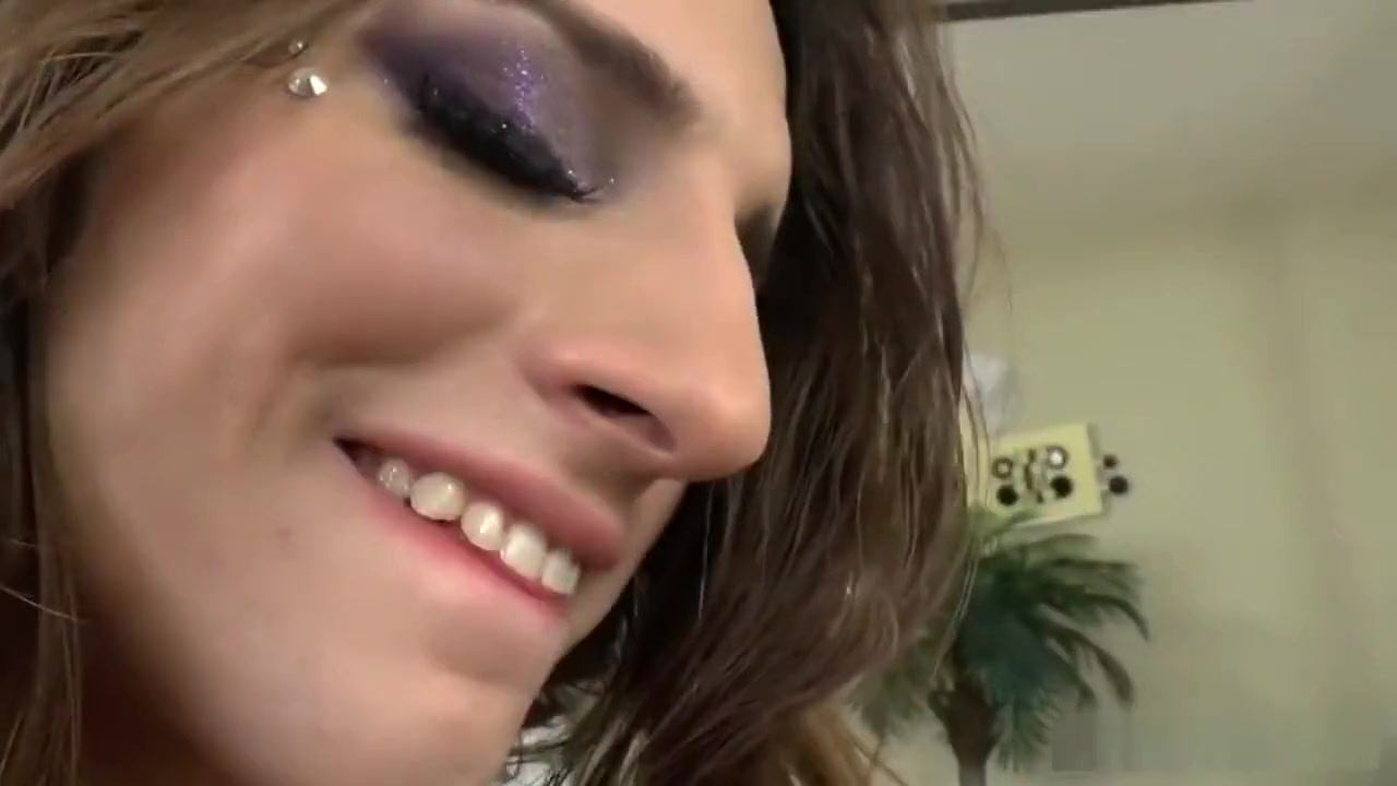 Shemale Hottie Kelly Klaymour Fucks A Naughty Girl