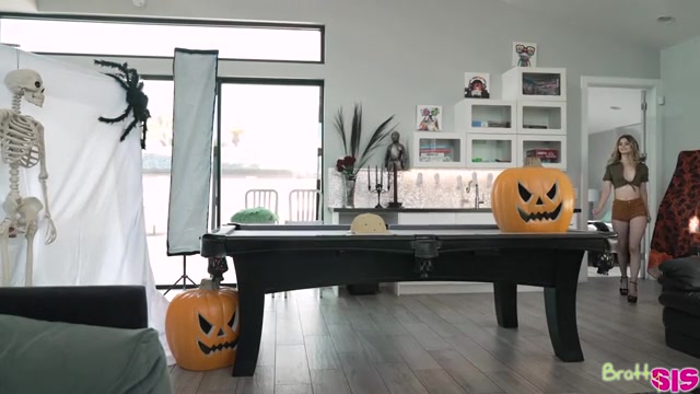 This Halloween My Stepsis Jumped My Bones - S24:E10 - Brattysis