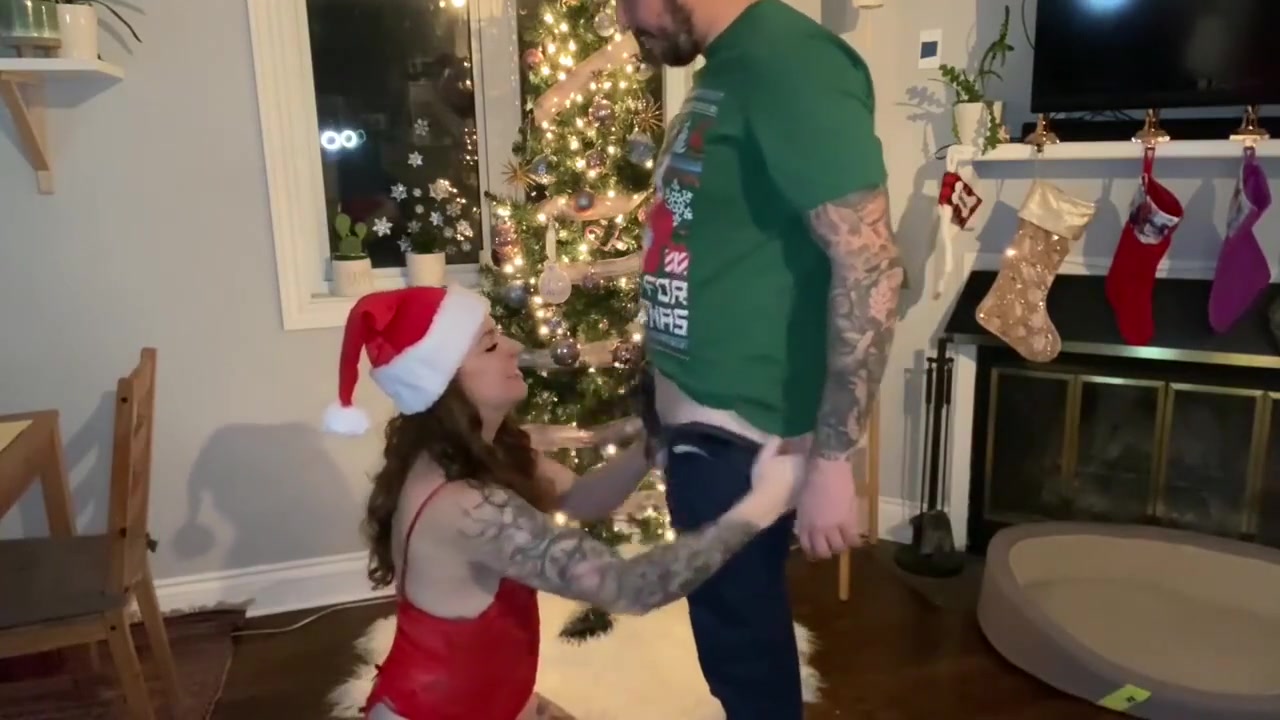 Ho Ho Hoe Hot Redhead Gives Blowjob Under The Mistletoe