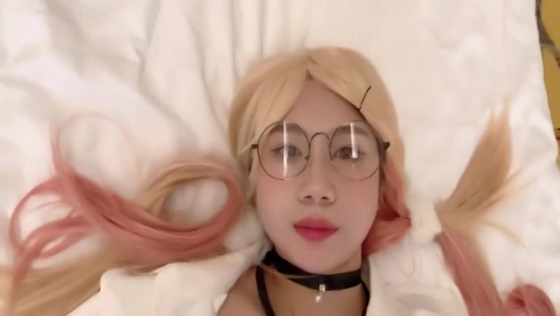 玩弄小穴特写，coser还露脸，看视频开头可约 5 Min