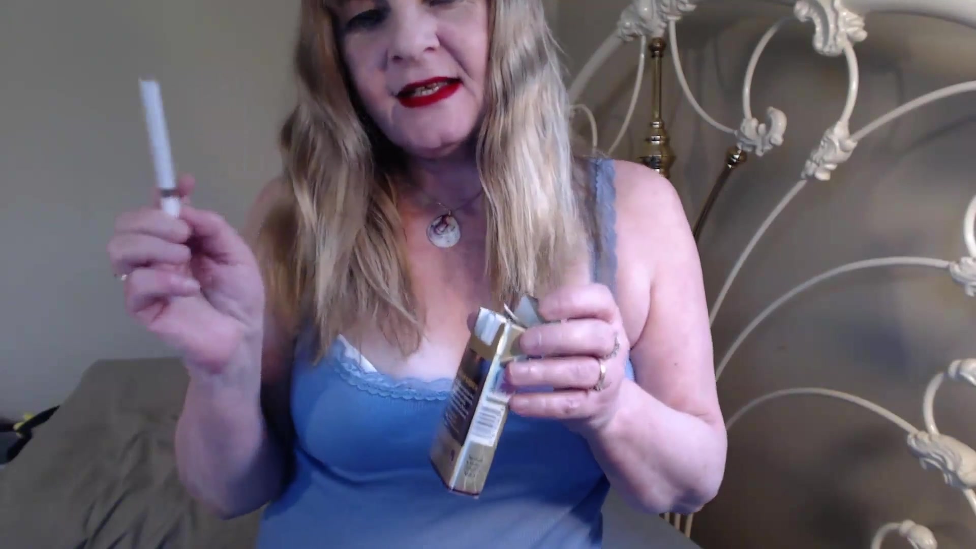Red Lips Smoking Fetish - TacAmateurs