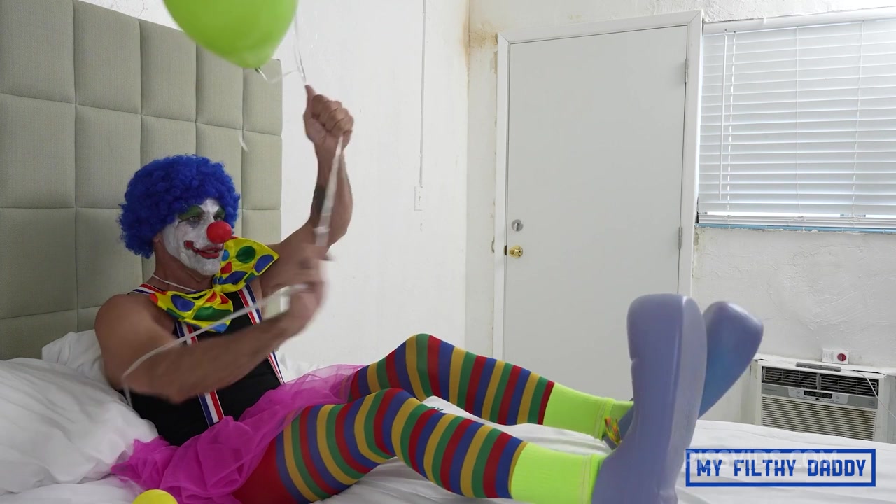 Kinko the Clown has a pee party with lil Amy - PissVids