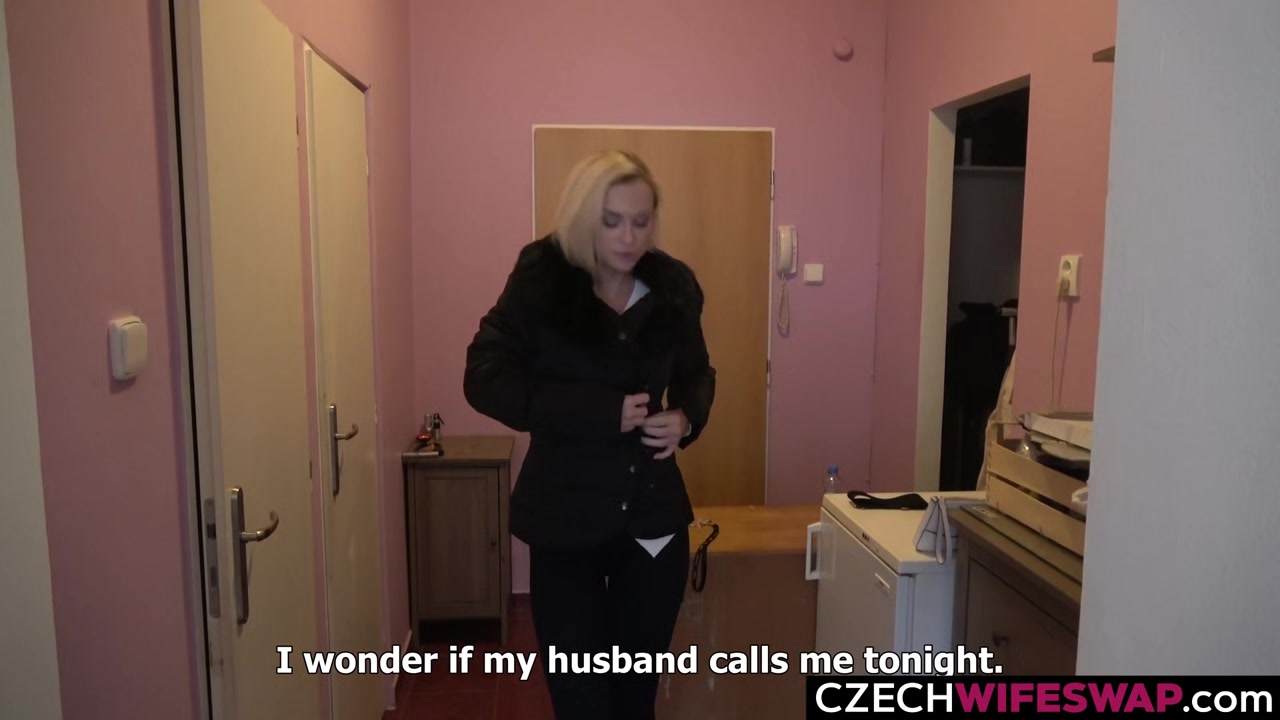 Amateur Swapped Blonde Persuaded for Morning Sex