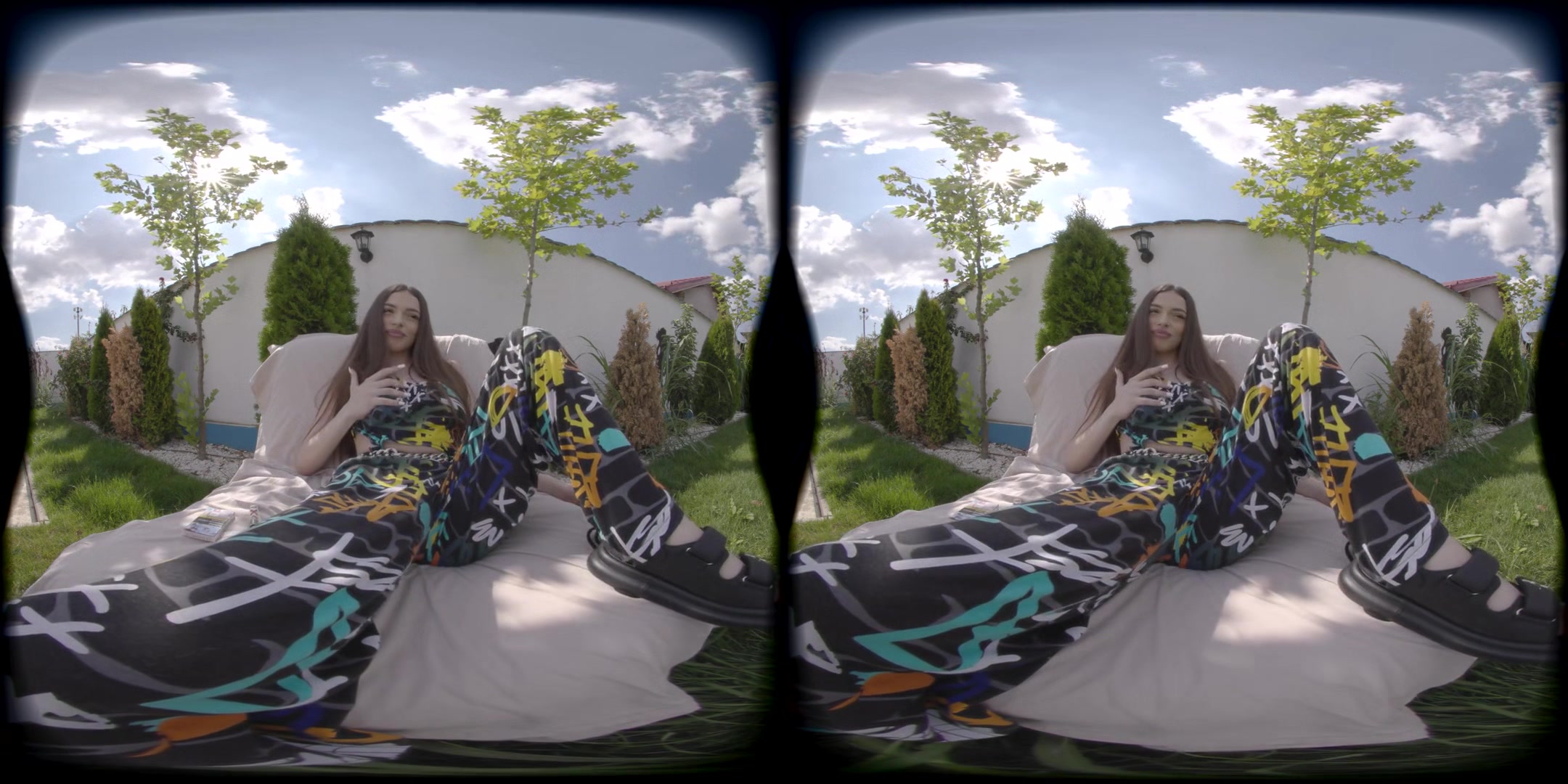 Bella Young - Outdoor Risqu\u00e9 (10.08.2024)