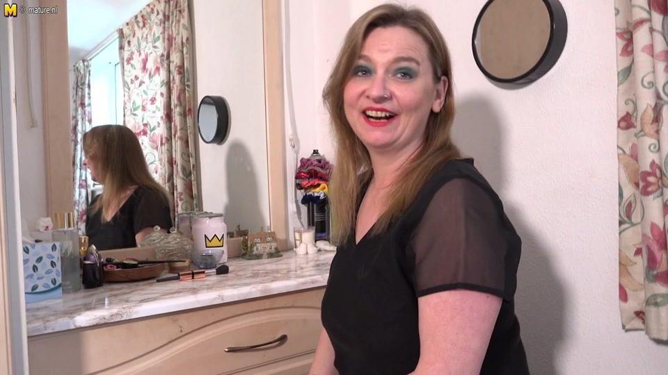 Curvy Cougar playing with her pussy