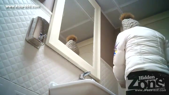 peeping blondes go to toilet.34