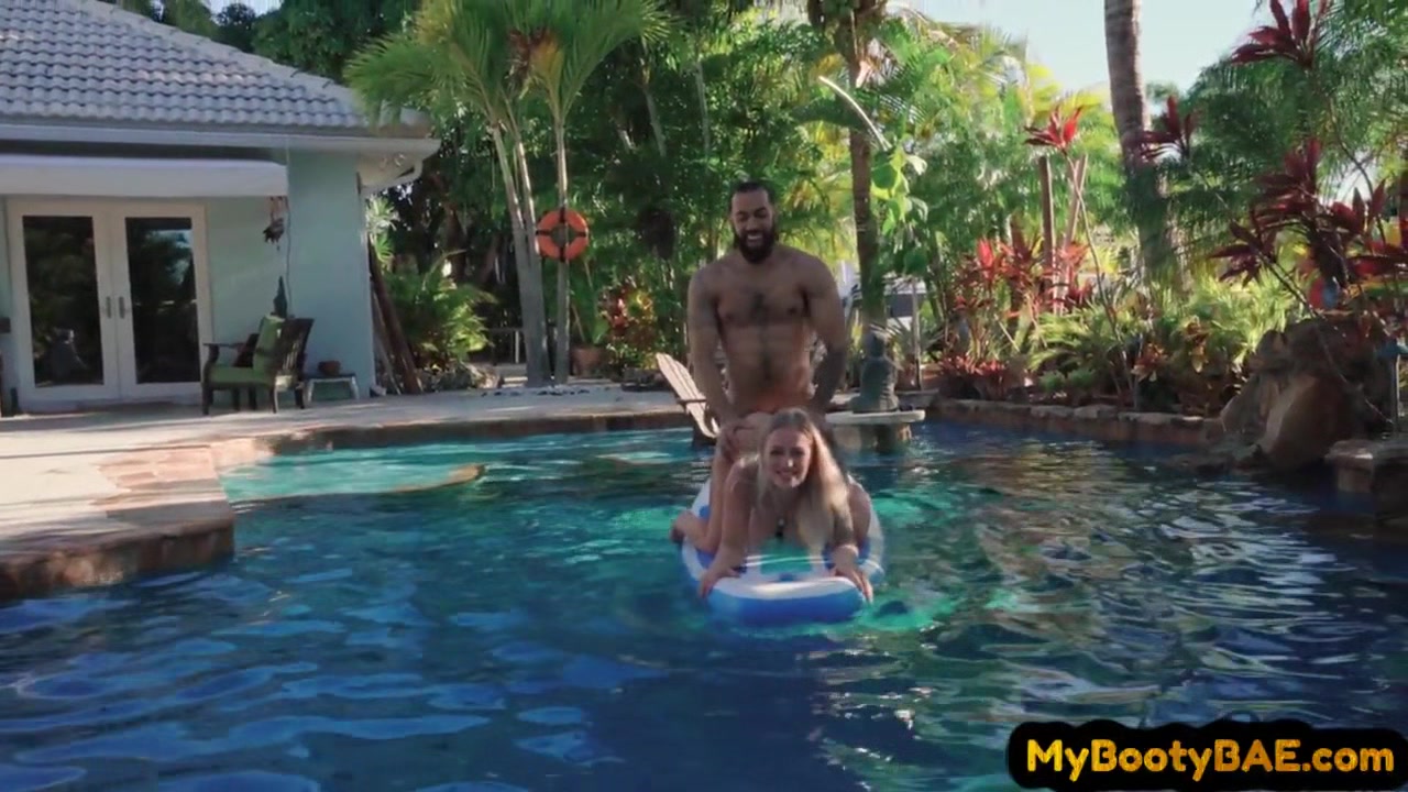 Busty deepthroating babe outdoor fucked in swimming pool