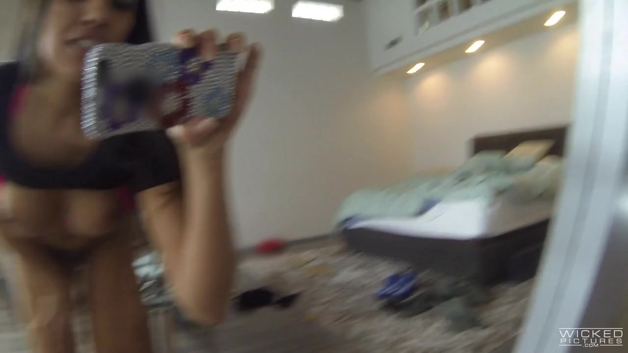 Mercedes Carrera In Selfies 2.0, Scene 4