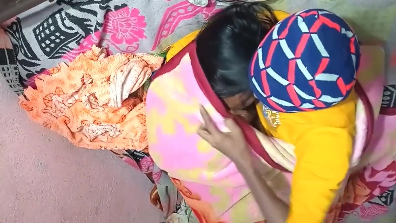 Desi Maida Ko Pelae Kar Di Raat Me Sande Ko