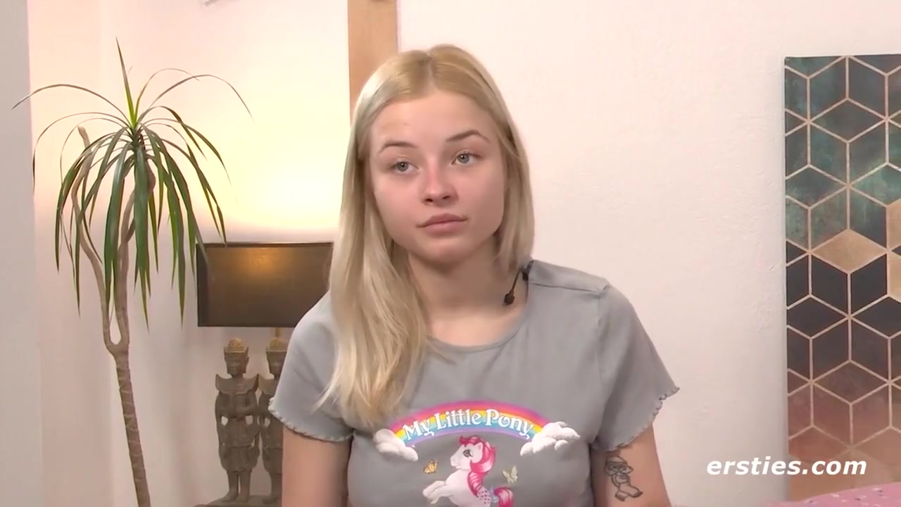 Sexy Babe Bianca Rubs Herself Down