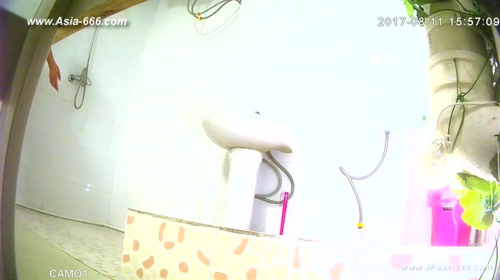 peeping chinese girls bathing.5