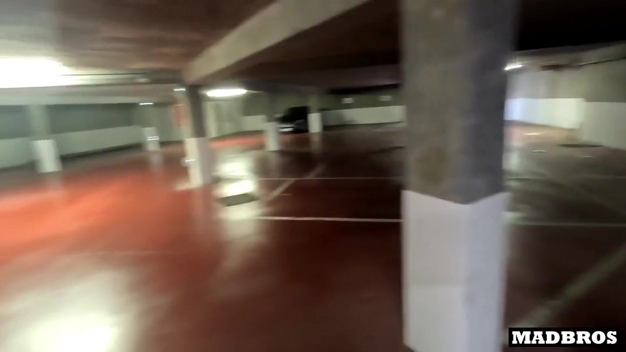 Une Nympho Gothique Quitte Stepson Mec Et Baisee Sur Voiture Du Parking !