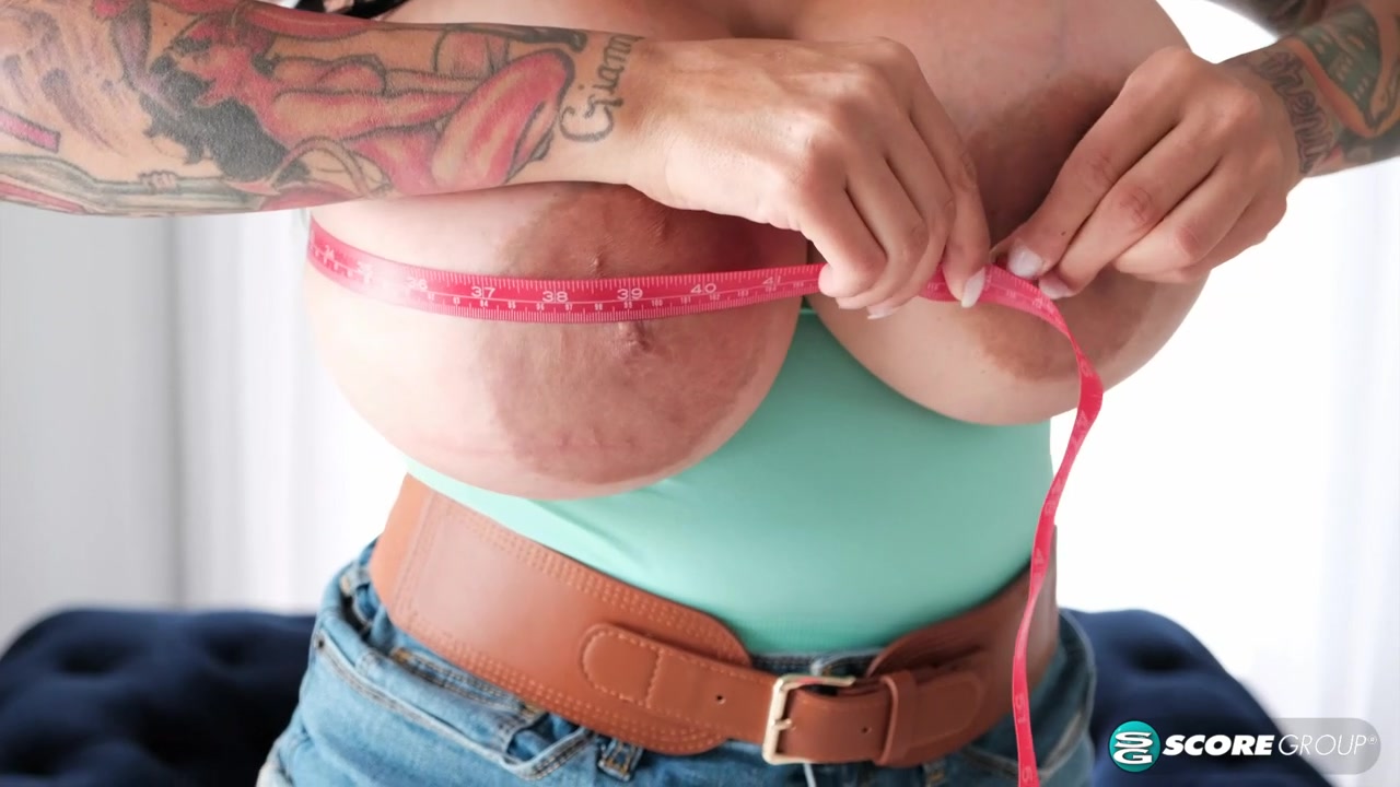 Huge-Titted Ricki Raxxx Comes To 40something
