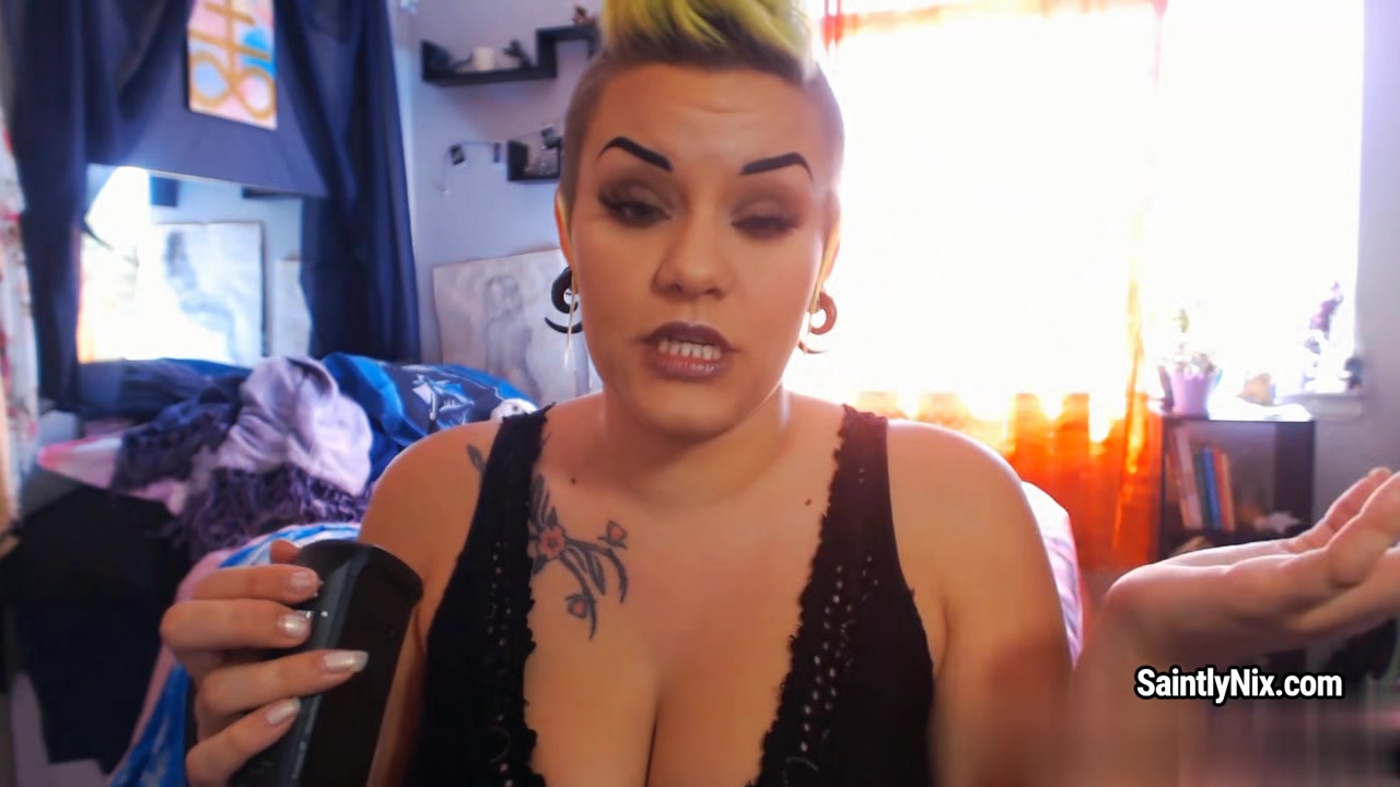 Booty chick Saintly Nix with cropped hair records her first video