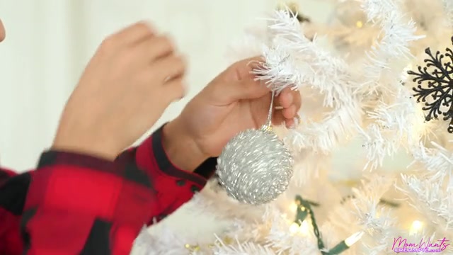 Giving My Stepmom A Creampie For Christmas - S3:E9 - Momlover