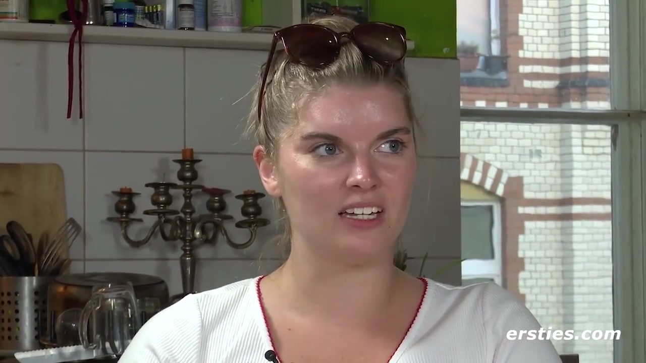 Blonde Halb-danin Natascha Fingert Sich Doggy Auf Dem Kuchentisch