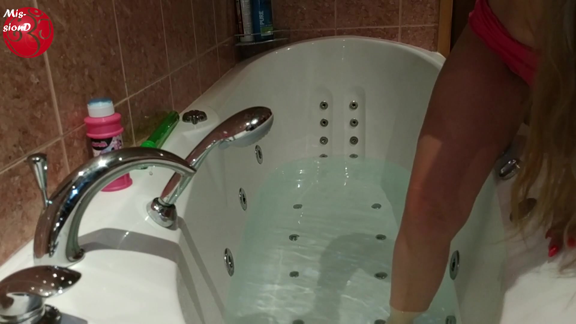 Lollipop Foot Bathtub - Sex Movies Featuring Findom Goaldigger